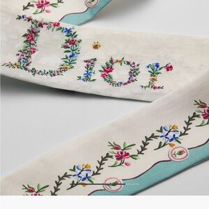 Dioramour Revolution Flowers Mitzah Scarf